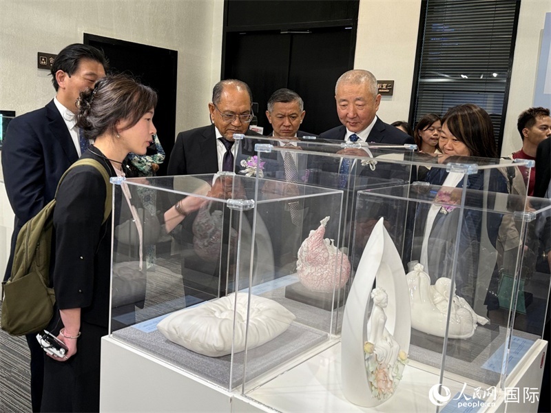 嘉賓在參觀展覽。 人民網記者 章念生攝