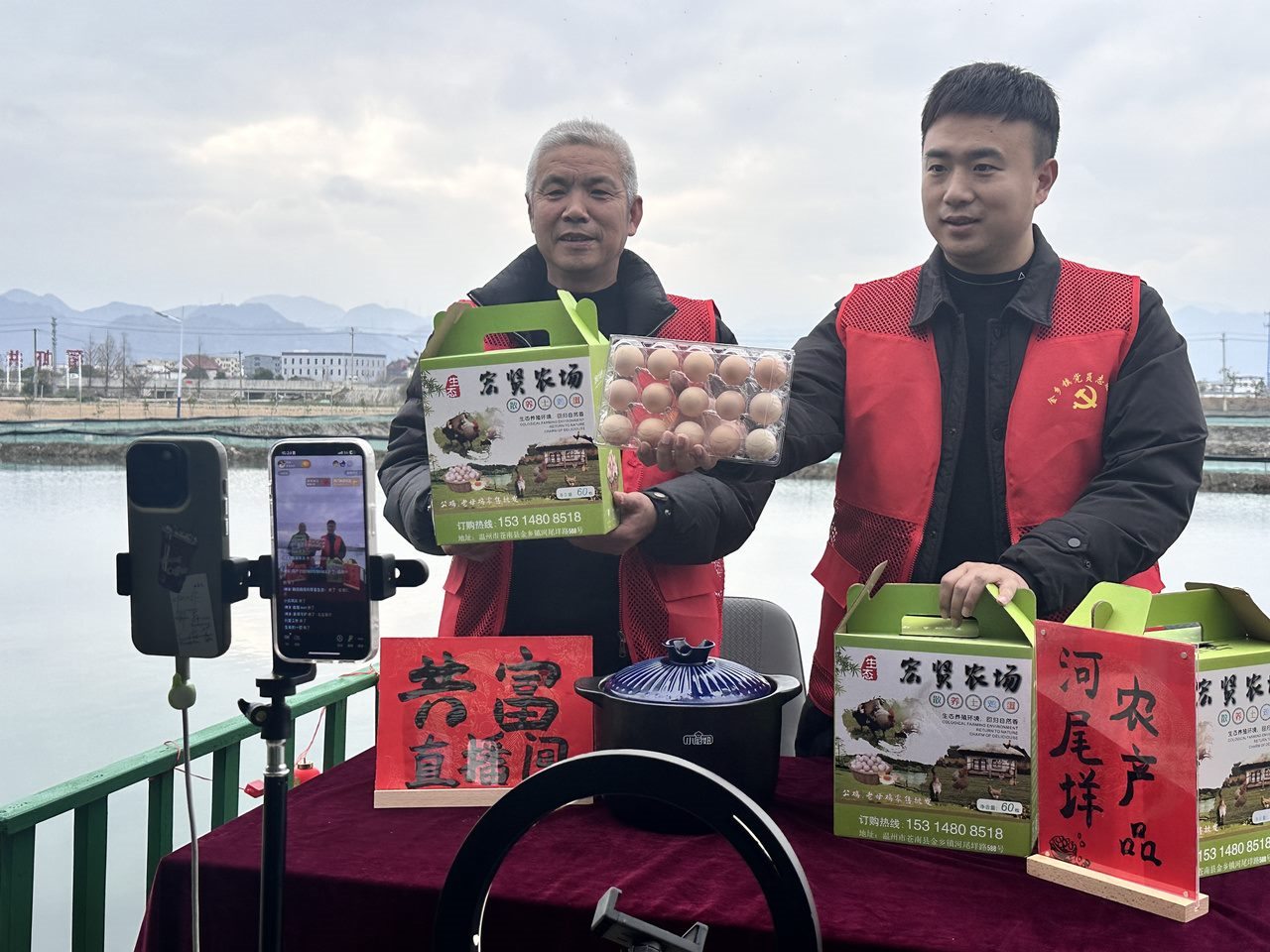 在蒼南金鄉(xiāng)鎮(zhèn)，永興、半浹連、河尾垟?shù)犬?dāng)年受災(zāi)的臨近村落，正連片建設(shè)美麗江南水鄉(xiāng)新景。圖為河尾垟村設(shè)在河邊的“共富直播間”。金鄉(xiāng)鎮(zhèn) 供圖