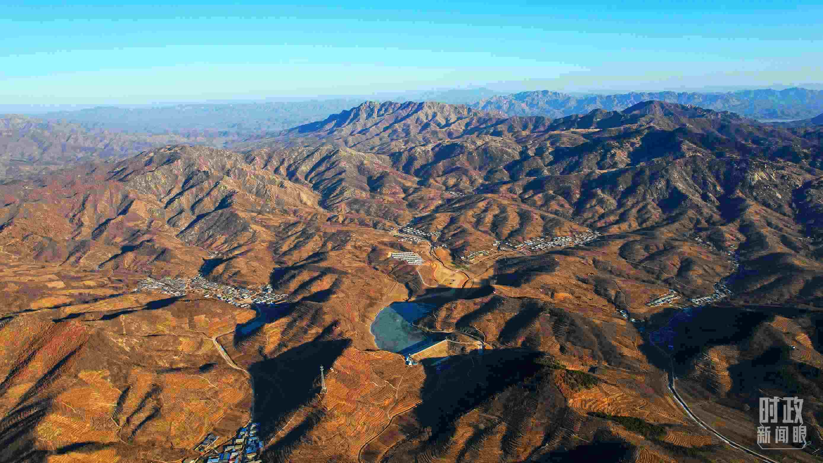 俯瞰祝家溝村。（總臺央視記者范凱拍攝）