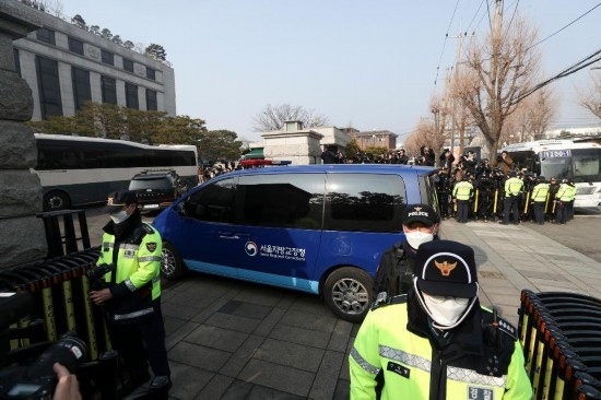  1月21日，尹錫悅乘坐的車輛進(jìn)入韓國首爾的憲法法院。新華社記者姚琪琳攝