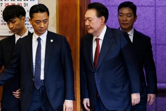  1月23日，尹錫悅（右二）在韓國首爾憲法法院出席總統(tǒng)彈劾案庭審。新華社發(fā)（Pool圖片，曹城凖攝）