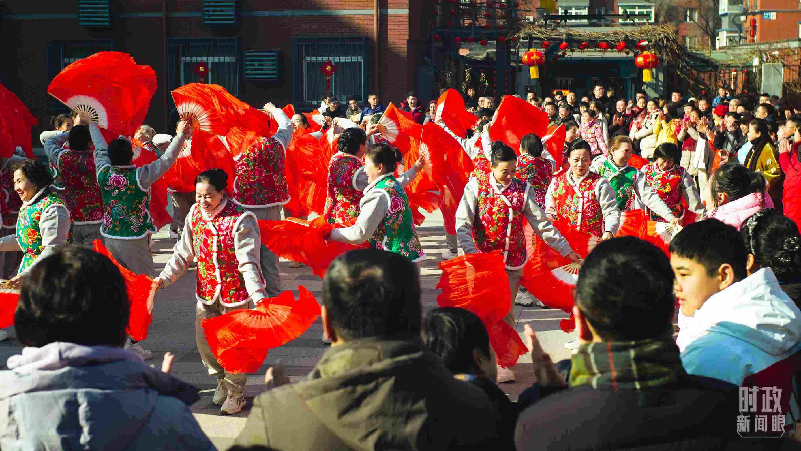 長安小區(qū)文化廣場上，居民們扭起歡快的秧歌。（總臺央視記者彭漢明拍攝）