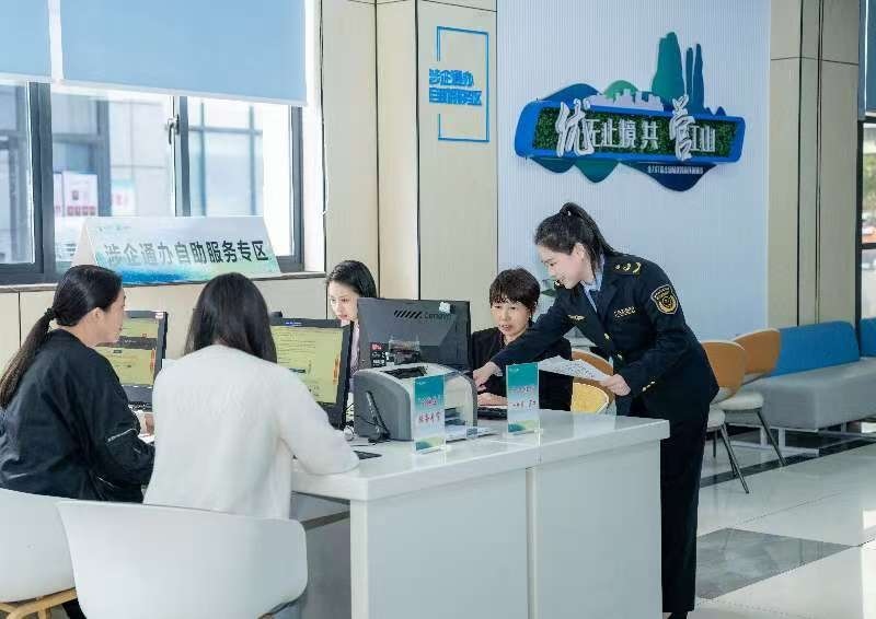 工作人員指導(dǎo)企業(yè)一次性完成信息填報(bào)。圖片來源：浙江衢州市市場(chǎng)監(jiān)督管理局