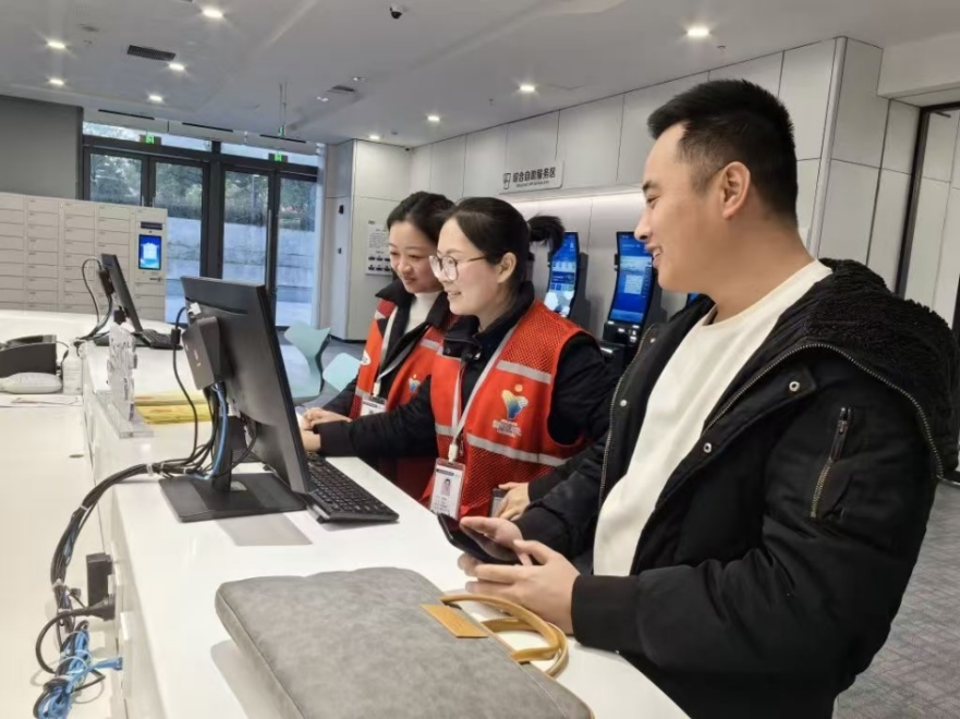 工作人員幫助企業(yè)辦理遷移申請(qǐng)網(wǎng)上填報(bào)。圖片來源：浙江衢州市市場(chǎng)監(jiān)督管理局