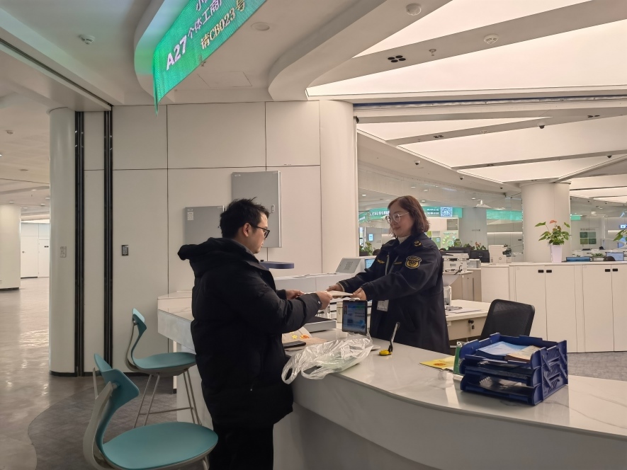 企業(yè)在出證窗口“一站式”領(lǐng)取變更后的營業(yè)執(zhí)照。圖片來源：浙江衢州市市場(chǎng)監(jiān)督管理局