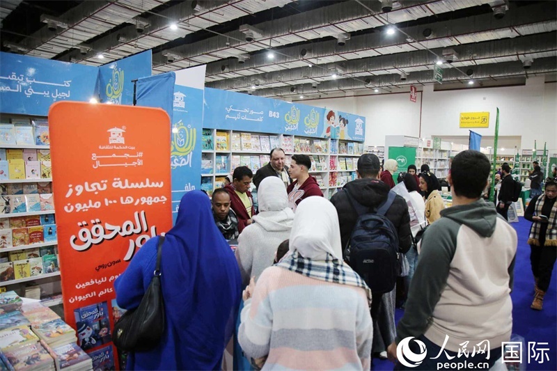 觀眾參觀書展展臺。人民網(wǎng)記者 黃培昭攝