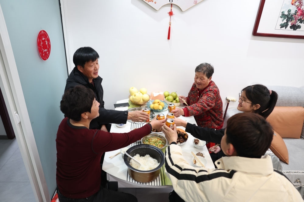 2025年1月22日，遼寧省葫蘆島市綏中縣祝家溝村村民朱西存一家在新房里。新華社記者姚劍鋒 攝