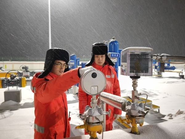 黑河作業(yè)區(qū)員工夜間對天然氣管道進(jìn)行巡檢。受訪者供圖