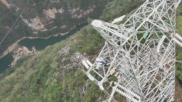 羅統(tǒng)在魯馬Ⅰ線1號塔上進(jìn)行帶電作業(yè)。受訪者供圖