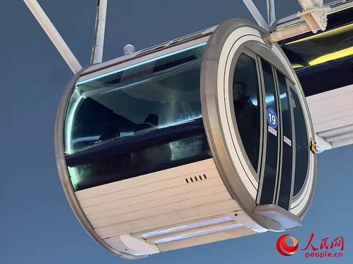 安裝了四要素微型氣象站的摩天輪轎廂。人民網(wǎng) 高清揚(yáng)攝