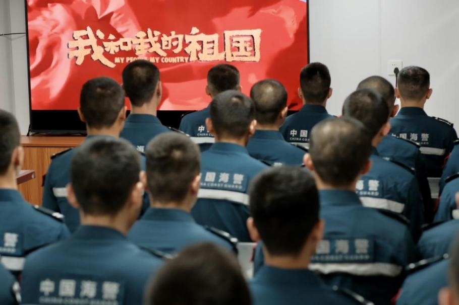 1月25日，中國海警海鷗艦組織艦上執(zhí)法員觀看紅色電影。