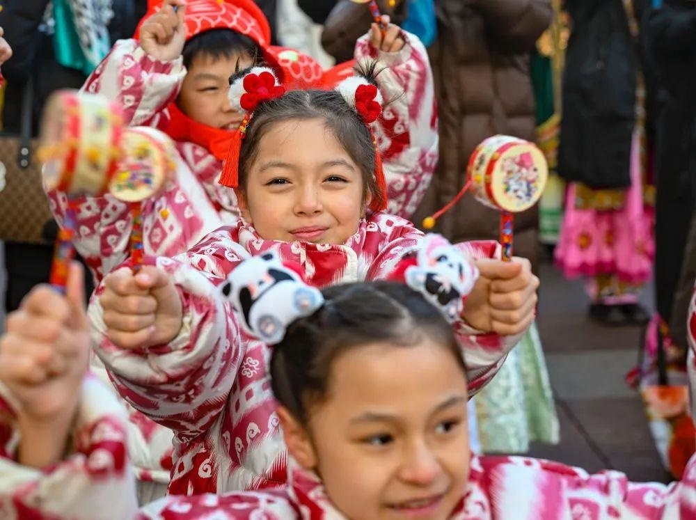 △新疆大巴扎社火迎新春，孩子們在現(xiàn)場表演。