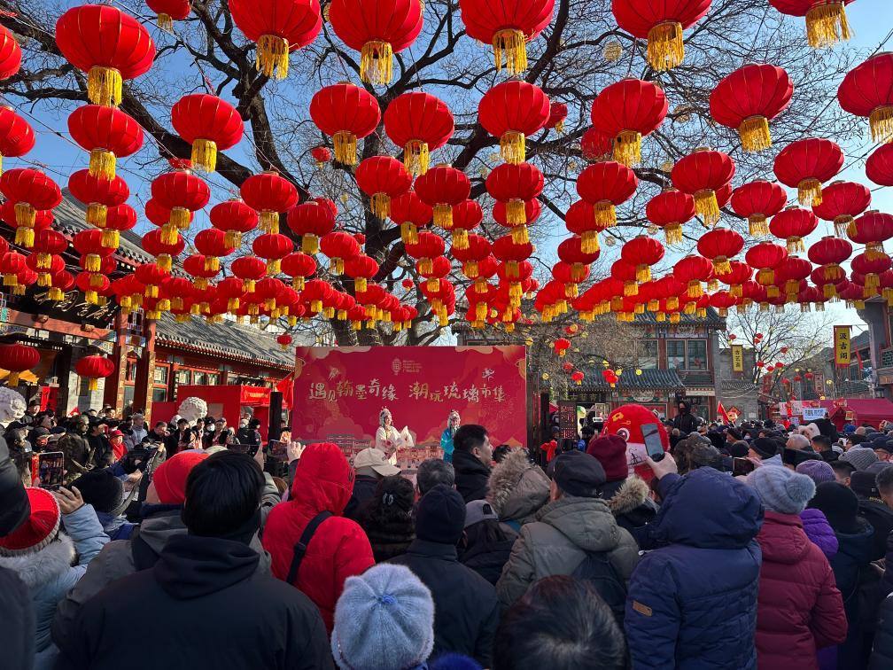 1月29日，市民游客在北京廠甸廟會(huì)感受濃濃年味。新華社記者 楊淑君 攝