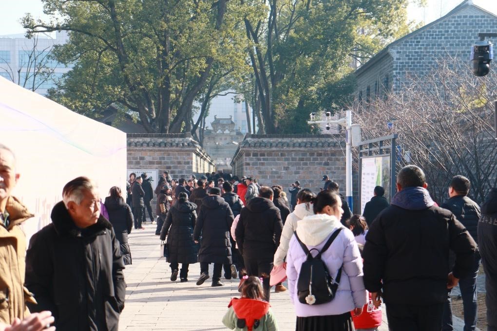 1月29日，游客在安徽省桐城市的六尺巷游覽。新華社記者 許諾 攝