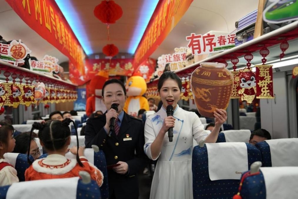 列車乘務(wù)員向旅客介紹江西美食——瓦罐湯。人民網(wǎng) 歐陽易佳攝