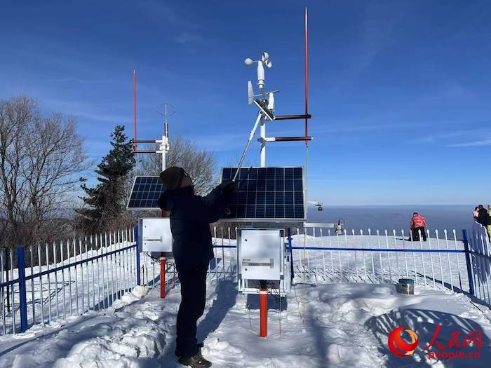 工作人員正在對(duì)氣象設(shè)備進(jìn)行日常維護(hù)。人民網(wǎng) 高清揚(yáng)攝