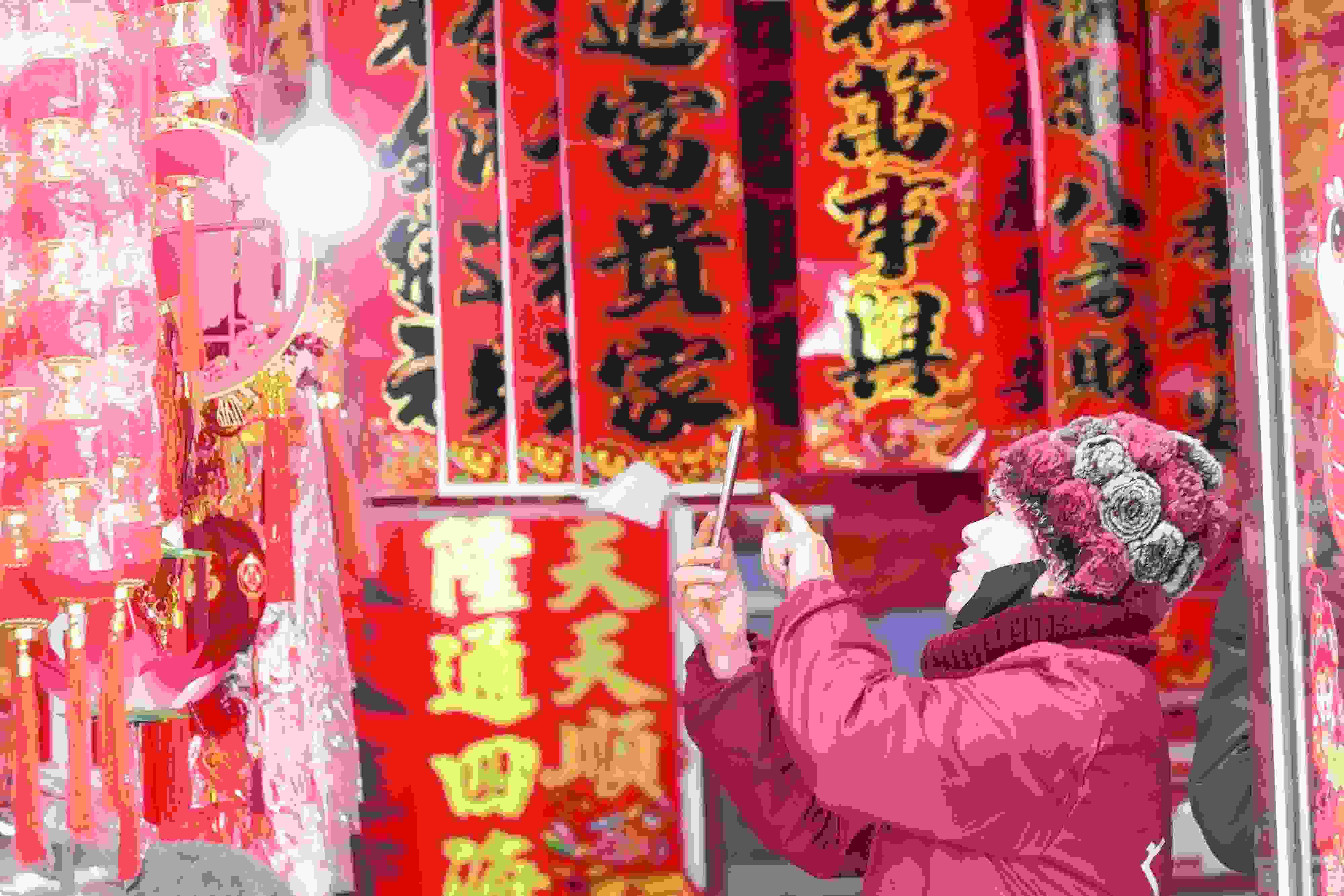 2025年1月5日，在山東省高密市夏莊鎮(zhèn)東李家村，商戶通過(guò)手機(jī)在網(wǎng)上推銷(xiāo)新春飾品。