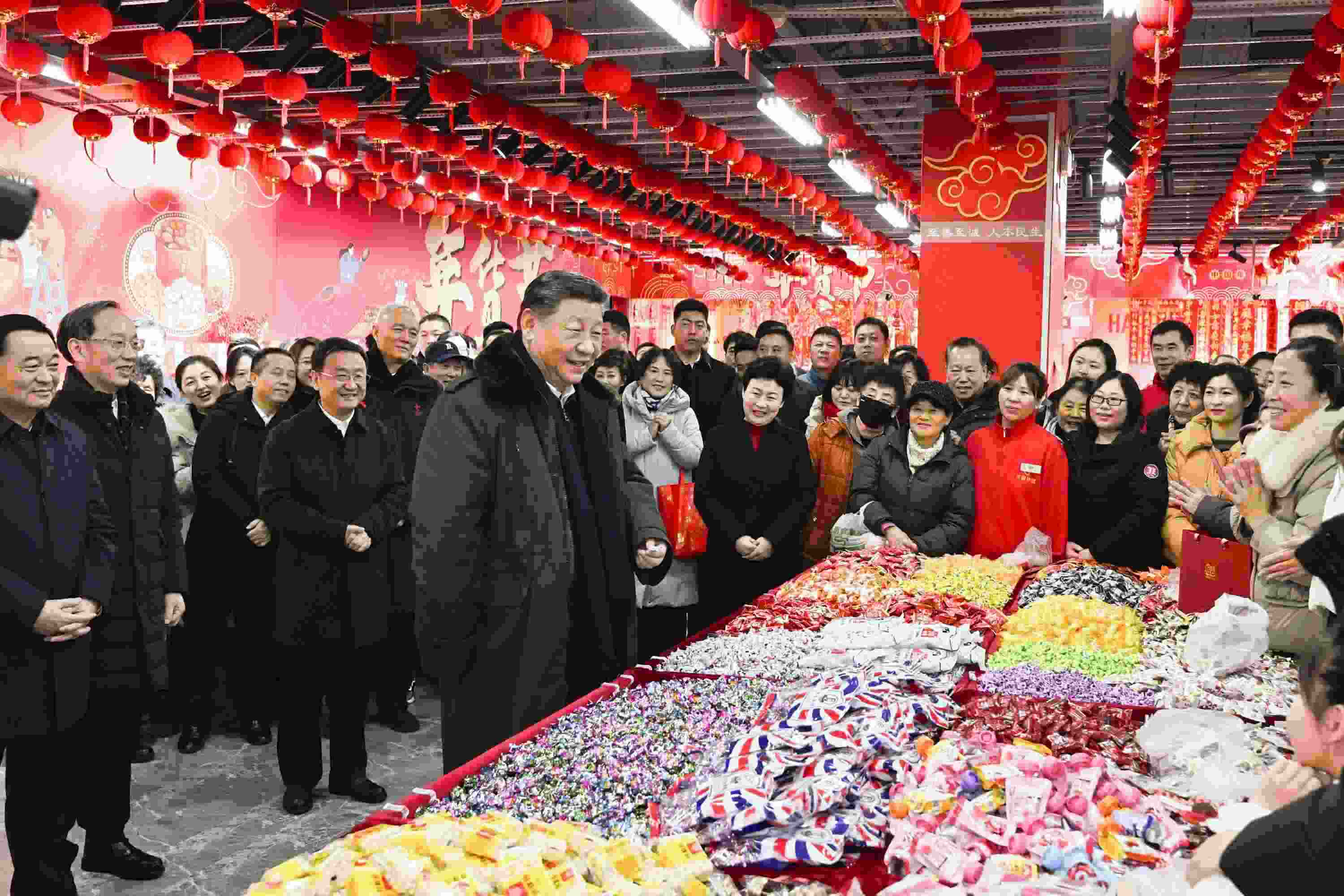 2025年1月23日，習(xí)近平總書記在遼寧沈陽大東副食品商場考察時，同店主和顧客親切交流，向大家致以新春祝福。