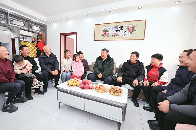 2025年1月22日至24日，中共中央總書記、國家主席、中央軍委主席習(xí)近平冒著嚴(yán)寒來到遼寧，看望慰問基層干部群眾。這是22日下午，習(xí)近平在葫蘆島市綏中縣明水滿族鄉(xiāng)祝家溝村考察時(shí)，同村民王寶維一家圍坐一起拉家常。 新華社記者 謝環(huán)馳/攝