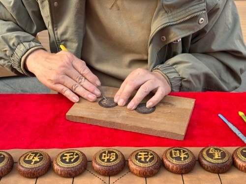 柯秋楓正在雕刻。人民網(wǎng) 陳葉欣攝