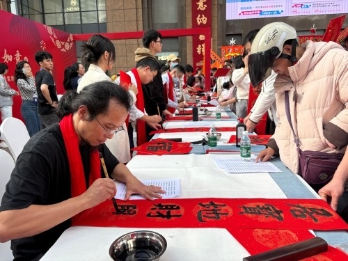 活動(dòng)現(xiàn)場(chǎng)贈(zèng)送春聯(lián)和福字。人民網(wǎng) 陳葉欣攝