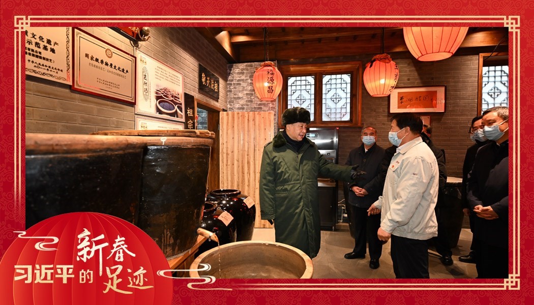 2022年1月27日，習(xí)近平總書記沿街巷察看山西平遙古城風(fēng)貌，走進(jìn)東湖老醋坊，了解當(dāng)?shù)亻_(kāi)展特色經(jīng)營(yíng)情況。