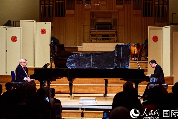 英國皇家音樂學院教授朱利安-雅格布森和旅英鋼琴家李勁峰演奏《黃河鋼琴協(xié)奏曲》。楊浩鵬攝