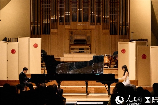 旅英鋼琴家李勁峰和郭鑫弈雙鋼琴“斗琴”。楊浩鵬攝