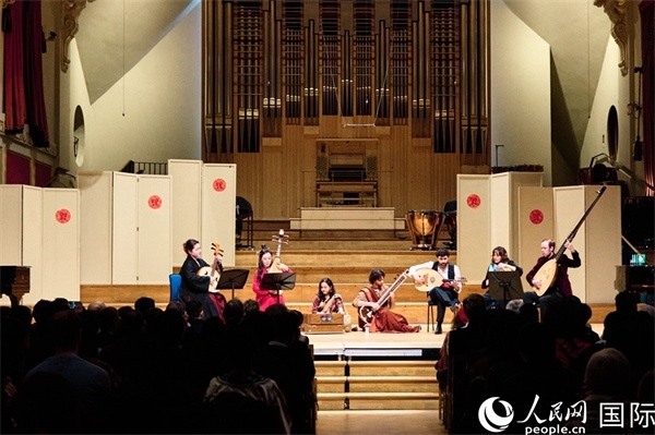 英國中樂團和倫敦魯特琴樂團演奏《絲綢之韻》。楊浩鵬攝