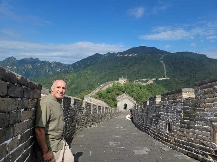 瓦里夫·庫(kù)邁哈在游覽長(zhǎng)城時(shí)留影。受訪者供圖
