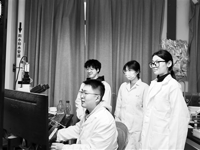 西安交通大學教授王昌河團隊在進行多巴胺分泌電化學檢測。受訪者供圖