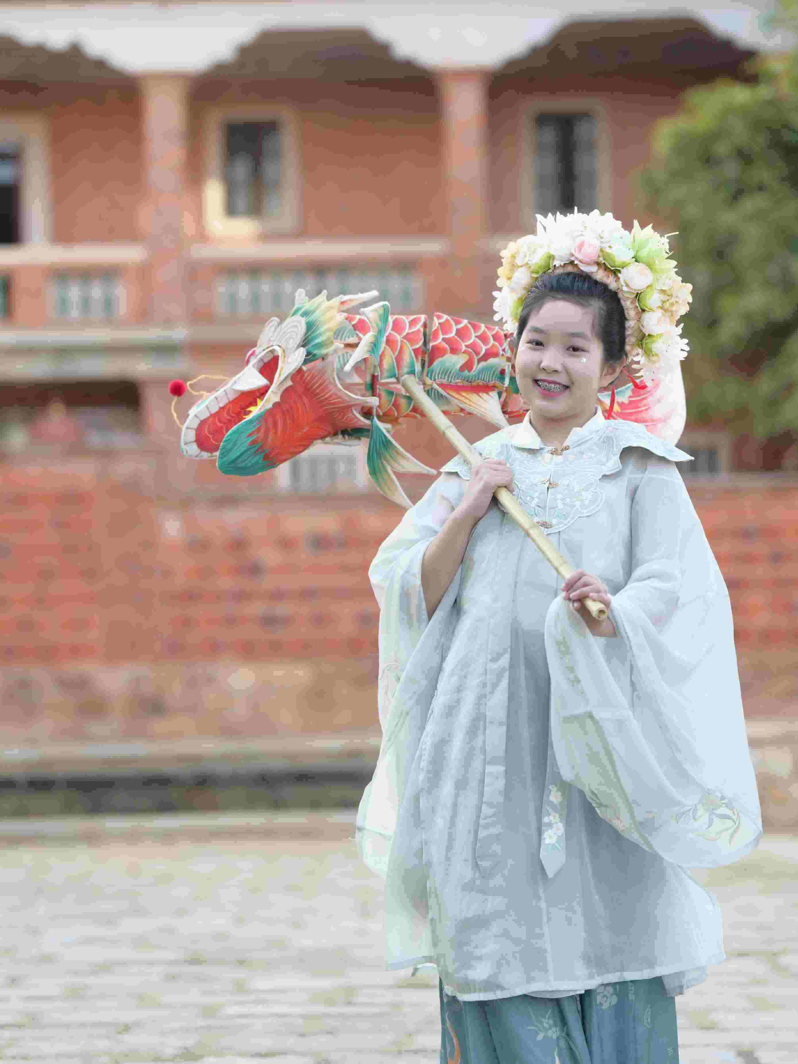 在泉州，沈女士為女兒拍下頭戴簪花的照片。受訪者供圖