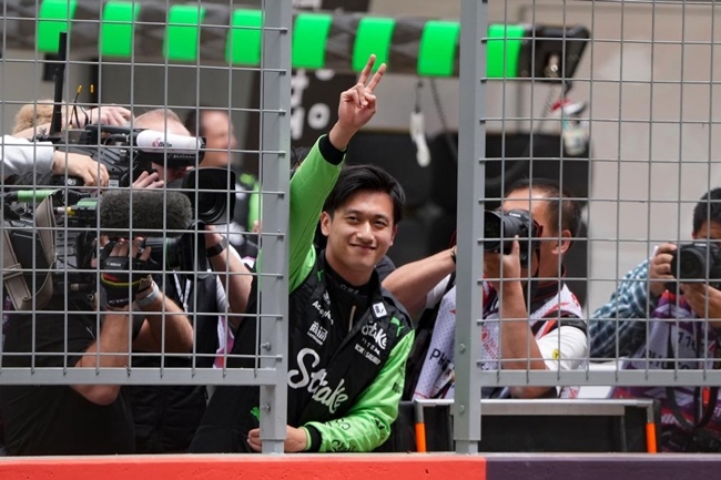 2024年4月19日，索伯車隊中國車手周冠宇（中）在練習賽前向觀眾致意。當日，F(xiàn)1中國大獎賽在上海開賽。中國車手周冠宇主場首秀參賽。新華社記者 夏一方攝