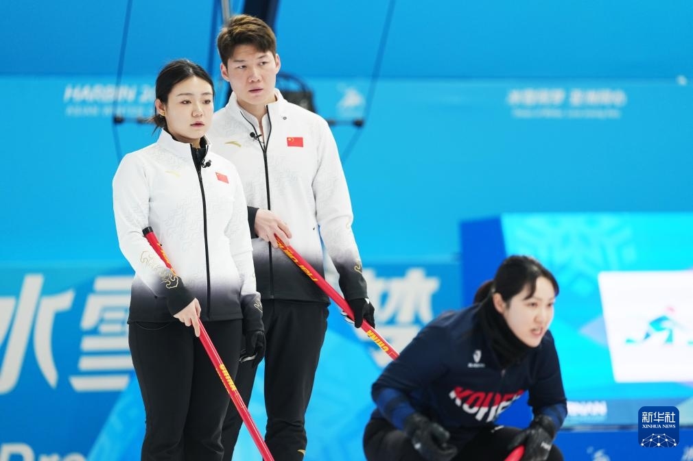 2月6日，中國隊(duì)選手王智宇（中）、韓雨（左）在比賽中。新華社記者 王松 攝