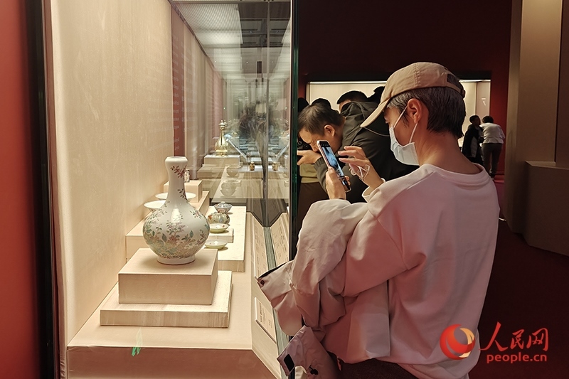 觀眾正在中國國家博物館參觀展覽。人民網(wǎng)記者 韋衍行攝