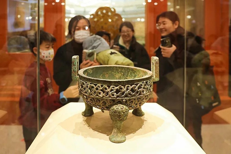 “尋蛇——藏在山西博物院里的蛇”展出的蟠蛇紋鏤空鼎。山西博物院供圖