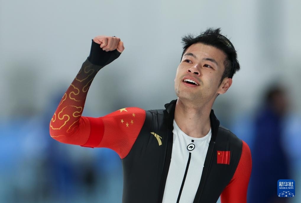 2月8日，寧忠?guī)r慶祝奪冠。新華社記者 王楷焱 攝