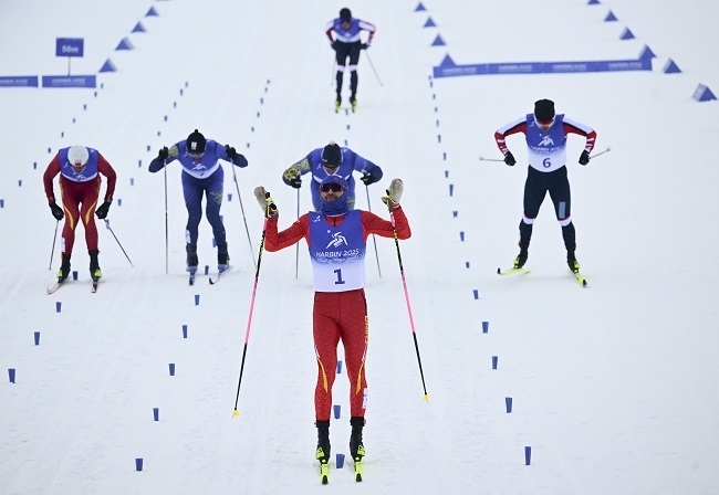 2月8日，王強（中）慶祝奪冠。新華社記者 張龍攝