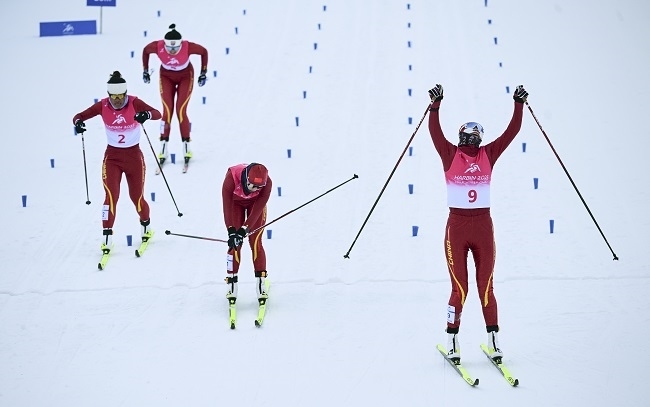 2月8日，李磊（右一）沖過終點后慶祝奪冠。新華社記者 張龍攝