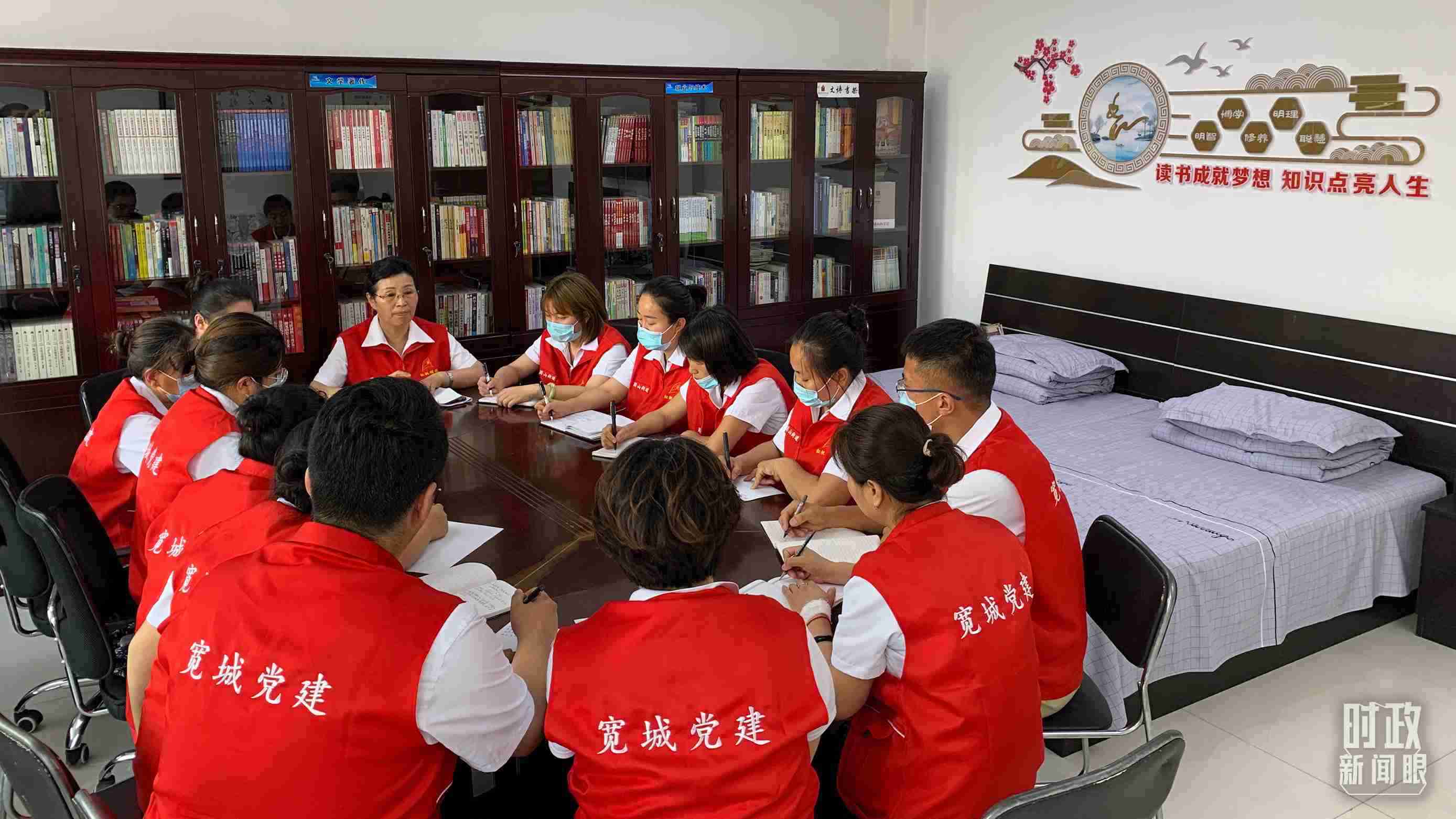 △吉林長(zhǎng)春，長(zhǎng)山花園社區(qū)黨建討論會(huì)。（總臺(tái)央視記者趙化拍攝）