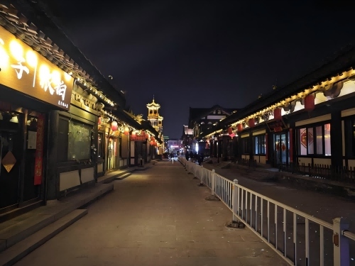 道歉公告發(fā)布后，夜晚10時的古城。人民網(wǎng)記者 黃鈺攝