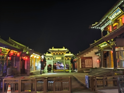 道歉公告發(fā)布后，凌晨5時的古城。人民網(wǎng)記者 黃鈺攝