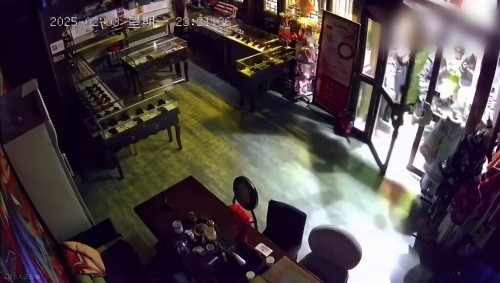 網(wǎng)傳“破門亮燈”畫面。網(wǎng)絡(luò)視頻截圖