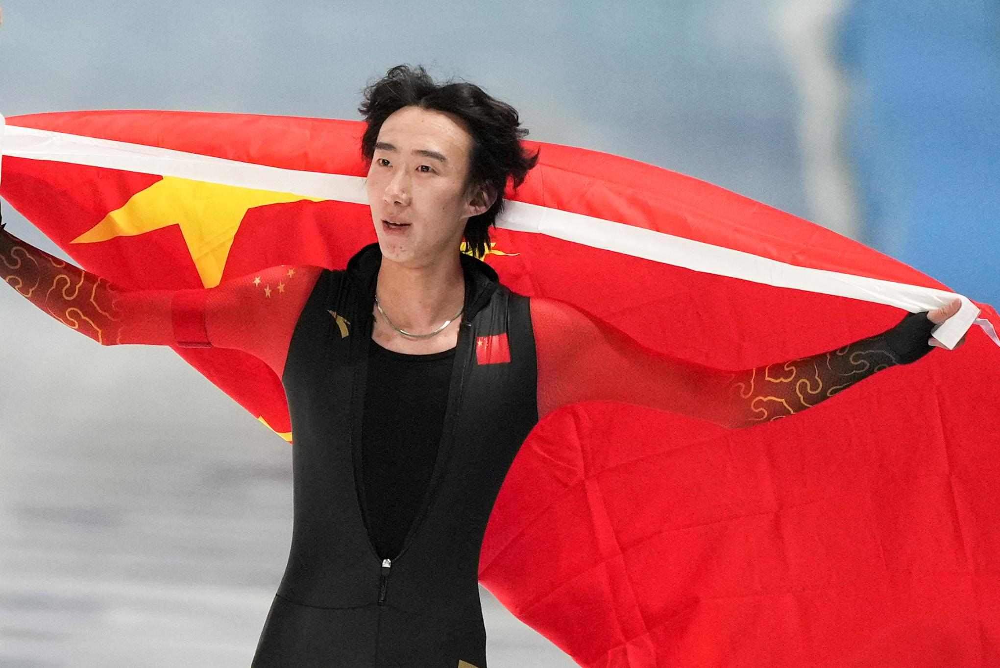 2月9日，吳宇慶祝奪冠。新華社記者 李一博 攝