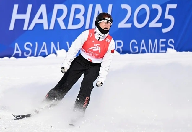 2月9日，徐夢桃在完成動(dòng)作后慶祝。新華社記者 夏一方攝