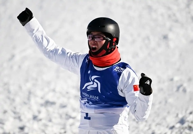 2月9日，李心鵬在比賽后慶祝。新華社記者 夏一方攝