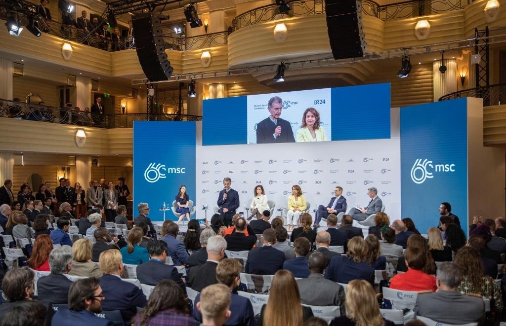 2024年2月18日，慕安會(huì)主席克里斯托夫·霍伊斯根（中左二）在德國(guó)慕尼黑舉行的第60屆慕尼黑安全會(huì)議上發(fā)表閉幕致辭。新華社記者 張帆 攝