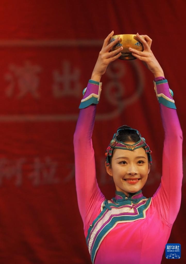 2月11日，在哈薩克斯坦阿拉木圖的阿拜國家歌劇和芭蕾舞劇院，中國演員表演舞蹈。新華社記者 趙宇 攝