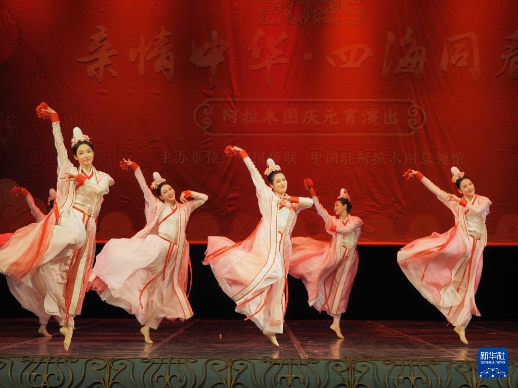 2月11日，在哈薩克斯坦阿拉木圖的阿拜國家歌劇和芭蕾舞劇院，中國演員表演舞蹈《元日霓裳》。新華社記者 趙宇 攝
