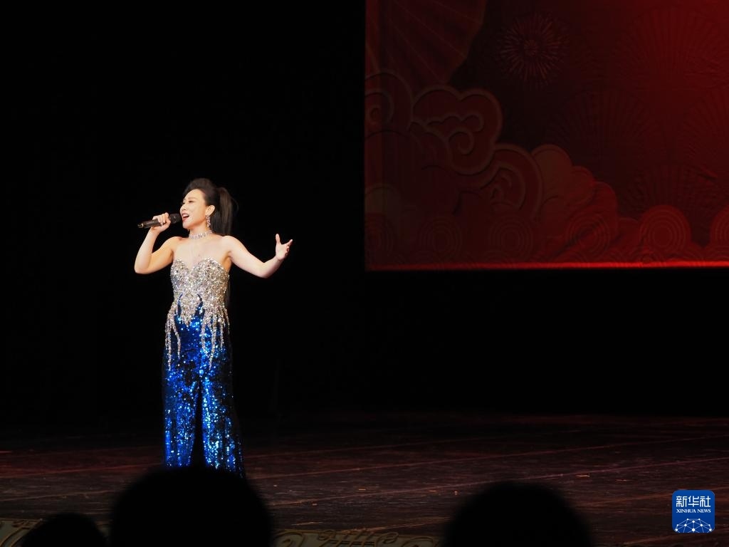 2月11日，歌手在哈薩克斯坦阿拉木圖的阿拜國家歌劇和芭蕾舞劇院演唱歌曲。新華社記者 趙宇 攝